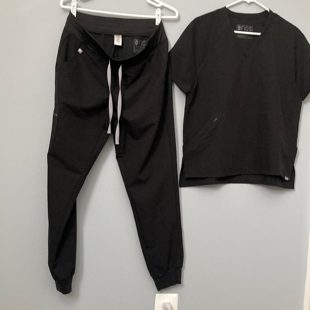Figs scrub set. Medium kangaroo pocket top with zipper. Medium Jogger bottom.